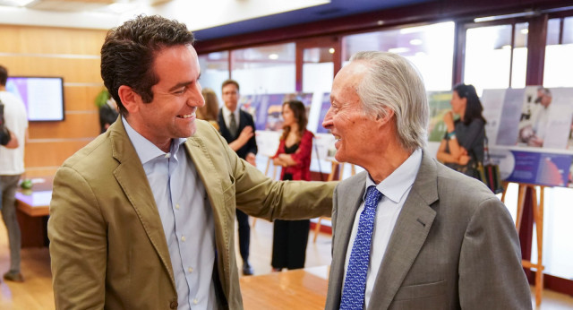 Teodoro García asiste a la presentación del libro &quot;Treinta cafés. Las cualidades del liderazgo&quot;, de Euprepio Padula