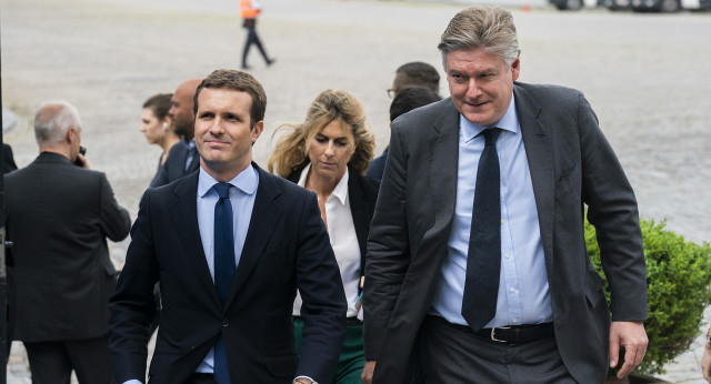 Pablo Casado y Antonio López-Isturiz, a su llegada a la reunión del PPE en Bruselas