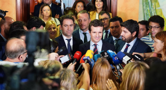 Pablo Casado atiende a los medios de comunicación tras el debate de investidura en la Región de Murcia