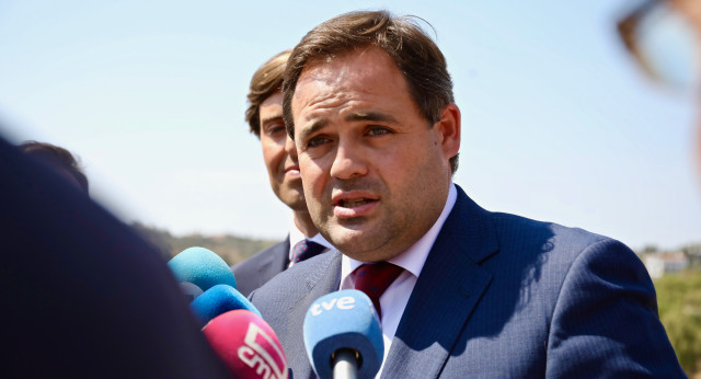 El presidente del PP de Castilla-La Mancha, Paco Núñez, atiende a los medios de comunicación