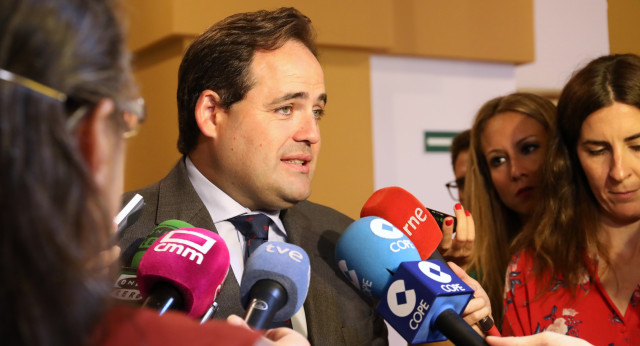 El presidente del PP de Castilla-La Mancha, Paco Núñez, atiende a los medios de comunicación.