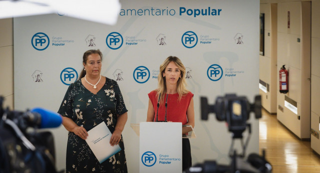 Rueda de prensa de Cayetana Álvarez de Toledo con Maite Araluce, presidenta de la AVT