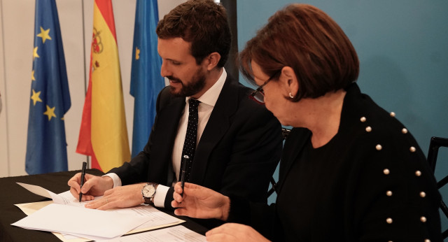 Firmas acuerdo de la coalición electoral PP-FORO