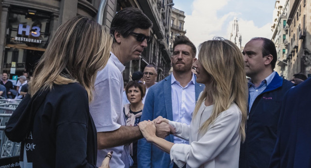 Cayetana Álvarez de Toledo en la Plaza Urquinoana de Barcelona