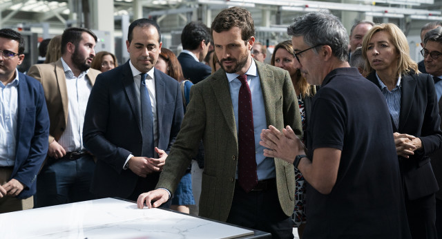 Pablo Casado visita, junto a Isabel Bonig, las instalaciones de Porcelanosa en Vila-Real