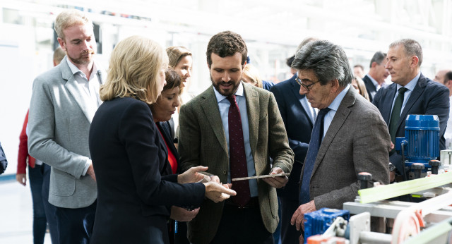 Pablo Casado visita, junto a Isabel Bonig, las instalaciones de Porcelanosa en Vila-Real