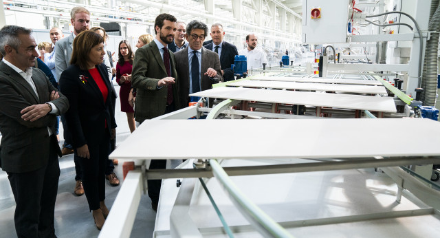 Pablo Casado visita, junto a Isabel Bonig, las instalaciones de Porcelanosa en Vila-Real