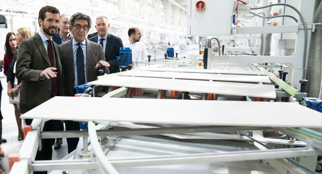 Pablo Casado visita, junto a Isabel Bonig, las instalaciones de Porcelanosa en Vila-Real