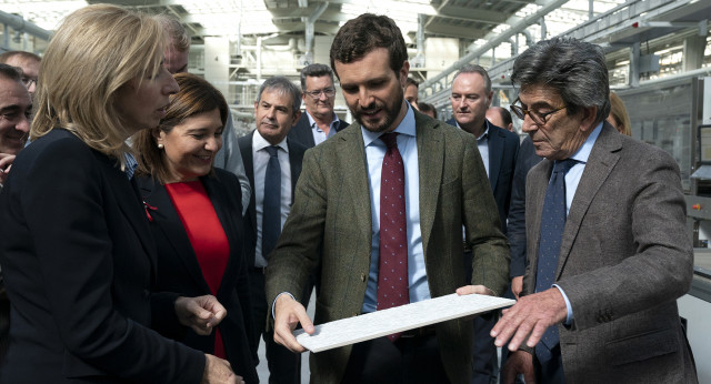 Pablo Casado visita, junto a Isabel Bonig, las instalaciones de Porcelanosa en Vila-Real