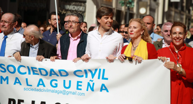 Pablo Montesinos y Carolina España, durante la manifestación de Sociedad Civil Malagueña