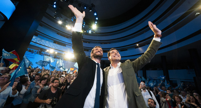 Pablo Casado y Juanma Moreno, en el acto de inicio de campaña