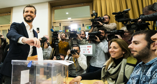 Pablo Casado ejerce su derecho a voto en las elecciones del 10 de noviembre.