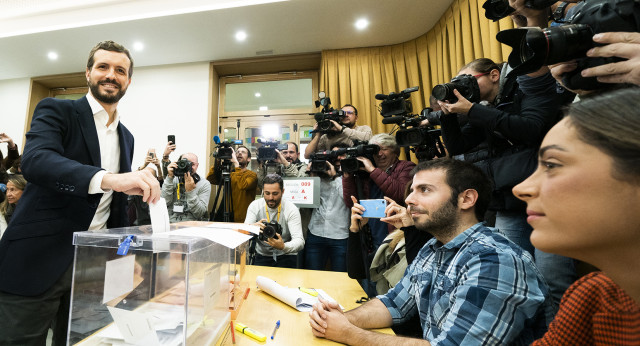 Pablo Casado ejerce su derecho a voto en las elecciones del 10 de noviembre.