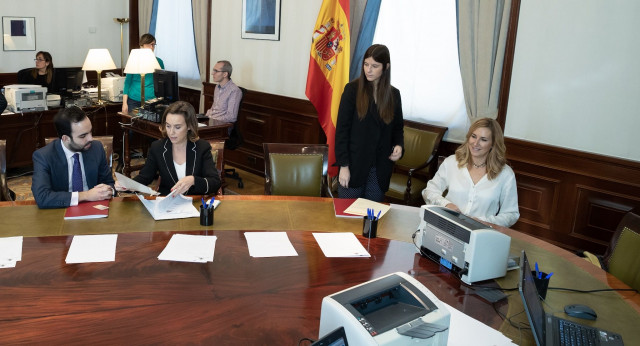 Cuca Gamarra y Ana Beltrán se acreditan como diputadas de la XIV Legislatura.