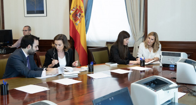 Cuca Gamarra y Ana Beltrán se acreditan como diputadas de la XIV Legislatura.