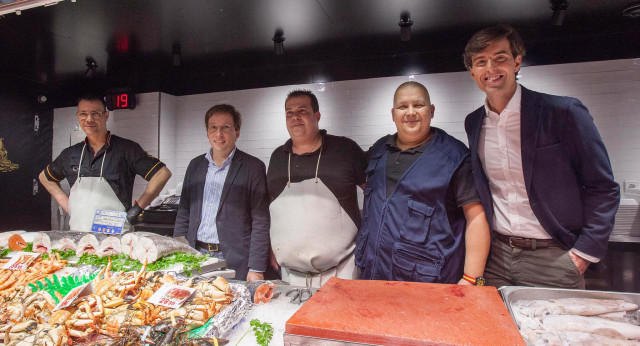 Pablo Montesinos visita junto a José Luis Martínez-Almeida el Mercado de la Paz de Madrid