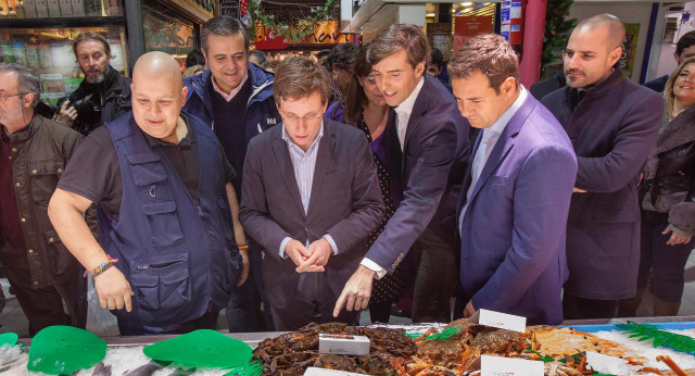 Pablo Montesinos visita junto a José Luis Martínez-Almeida el Mercado de la Paz de Madrid