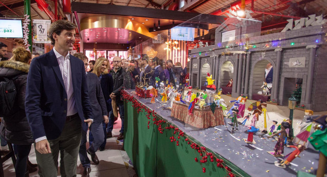 Pablo Montesinos visita junto a José Luis Martínez-Almeida el Mercado de la Paz de Madrid