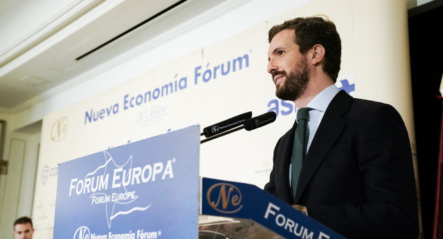 Pablo Casado, presenta al alcalde de Madrid, José Luis Martínez-Almeida, en el desayuno Informativo Nueva Economía Fórum