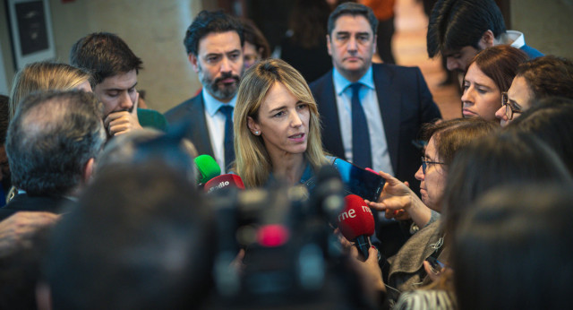 Cayetana Álvarez de Toledo atiende a los medios de comunicación