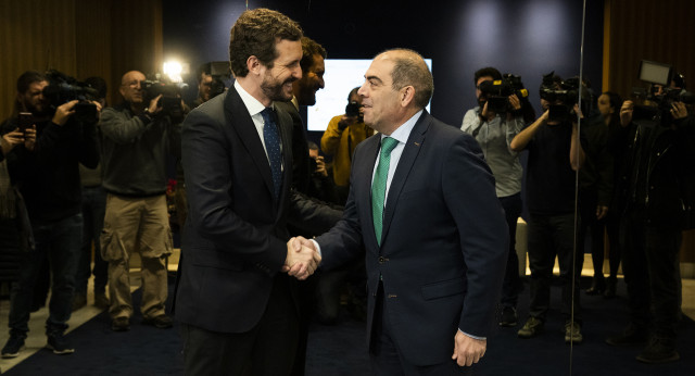 Pablo Casado y el presidente de ATA, Lorenzo Amor