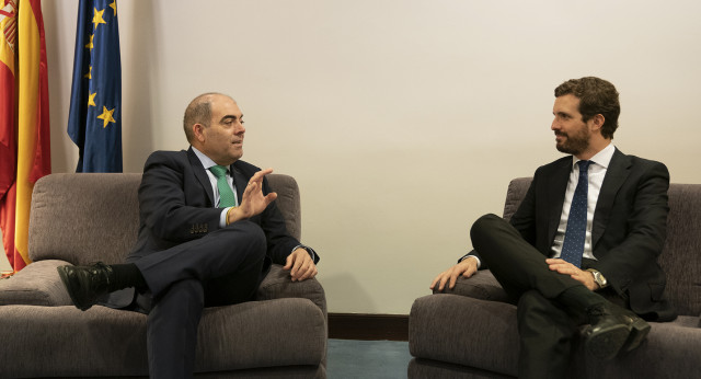 Pablo Casado y el presidente de ATA, Lorenzo Amor