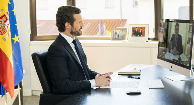 Videoconferencia de Pablo Casado con el presidente del Gobierno, Pedro Sánchez