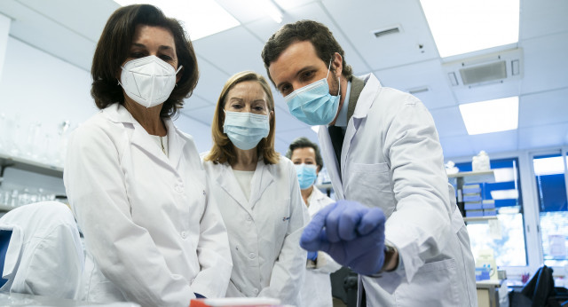 Casado y Pastor visitan un laboratorio biotecnológico