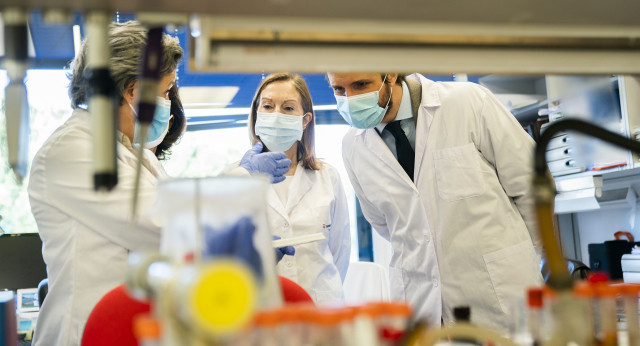 Casado y Pastor visitan un laboratorio biotecnológico