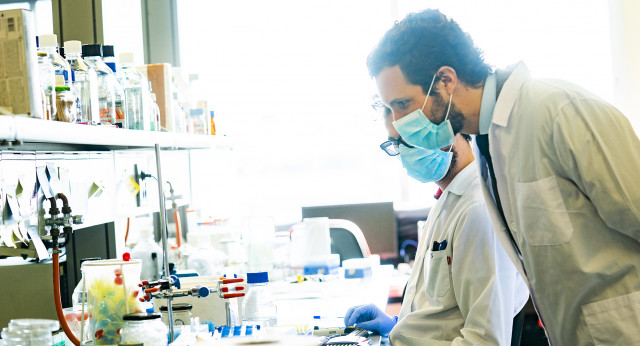 Pablo Casado visita un laboratorio biotecnológico