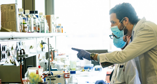 Pablo Casado visita un laboratorio biotecnológico