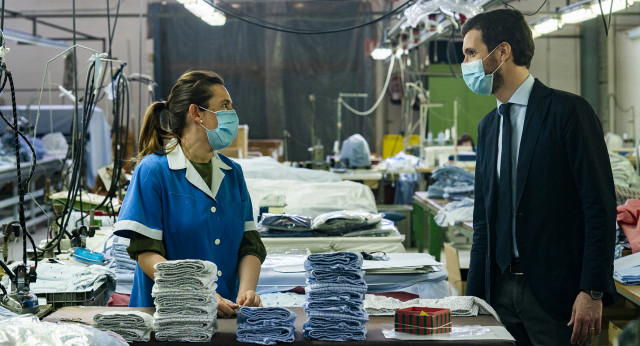 Pablo Casado visita una fábrica textil en Villaconejos