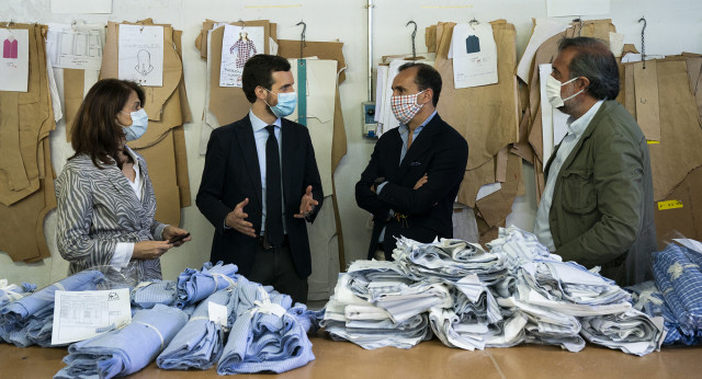 Pablo Casado visita una fábrica textil en Villaconejos