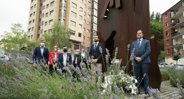 Pablo Casado y Carlos Iturgaiz participan en una ofrenda floral en recuerdo de Miguel Ángel Blanco