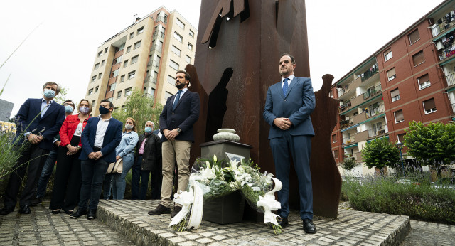 Pablo Casado y Carlos Iturgaiz participan en una ofrenda floral en recuerdo de Miguel Ángel Blanco