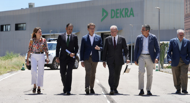 Alberto Núñez Feijóo visita la empresa DEKRA en Málaga.