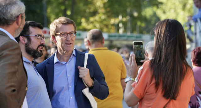 Alberto Núñez Feijóo visita la Feria del Libro de Madrid