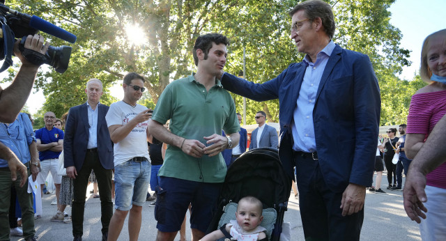 Alberto Núñez Feijóo visita la Feria del Libro de Madrid
