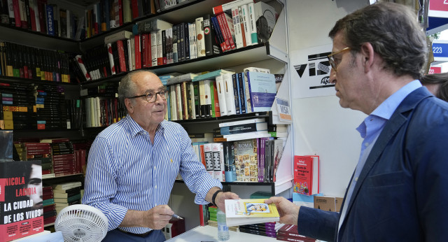 Alberto Núñez Feijóo visita la Feria del Libro de Madrid