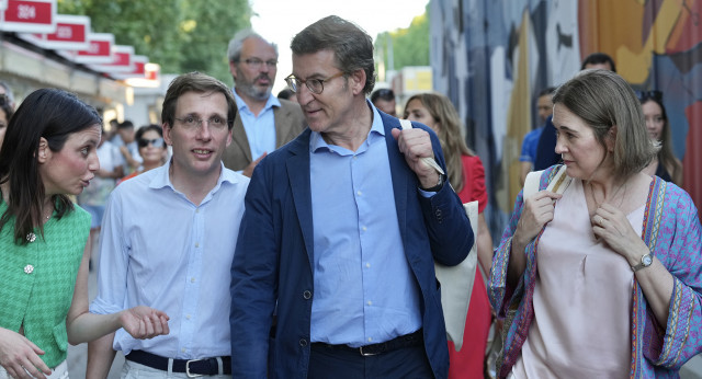 Alberto Núñez Feijóo visita la Feria del Libro de Madrid