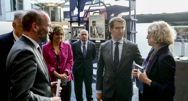 El presidente del PP, Alberto Núñez Feijóo, con el presidente del PPE, Manfred Weber