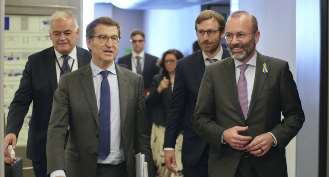 El presidente del PP, Alberto Núñez Feijóo, con el presidente del PPE, Manfred Weber