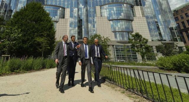 El presidente del PP, Alberto Núñez Feijóo, con el presidente del PPE, Manfred Weber