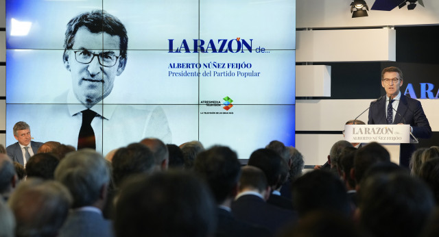 El presidente del Partido Popular, Alberto Núñez Feijóo, durante la conferencia “La Razón de” organizada por el diario La Razón