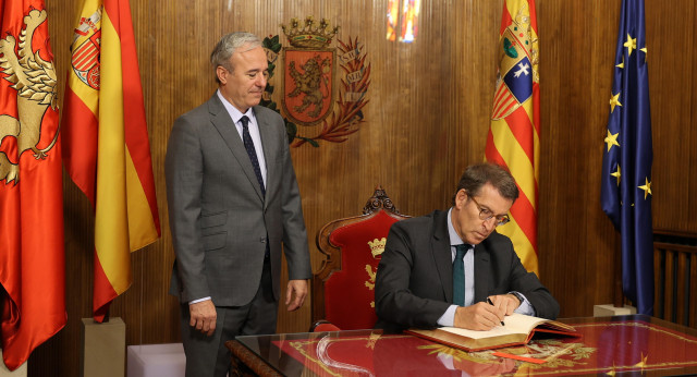 Alberto Núñez Feijóo visita el Ayuntamiento de  Zaragoza.