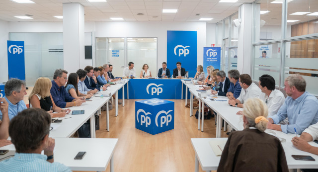 La Secretaria General del PP y Portavoz del GPP Cuca Gamarra y Carlos Mazón en la Rueda de Prensa en Valencia
