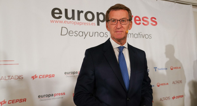 El presidente del Partido Popular, Alberto Núñez Feijóo, interviene en el Desayuno informativo de Europa Press.