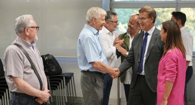 El presidente del PP, Alberto Núñez Feijóo, se reune con entidades sociales en Hospitalet