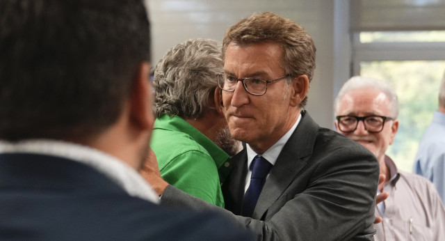 El presidente del PP, Alberto Núñez Feijóo, se reune con entidades sociales en Hospitalet