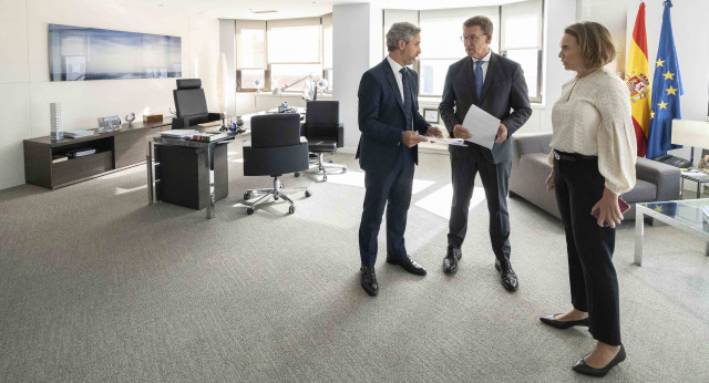 El presidente Alberto Núñez Feijóo junto a la secretaria gral. del PP, Cuca Gamarra y el Vicesecretario de Economía, Juan Bravo